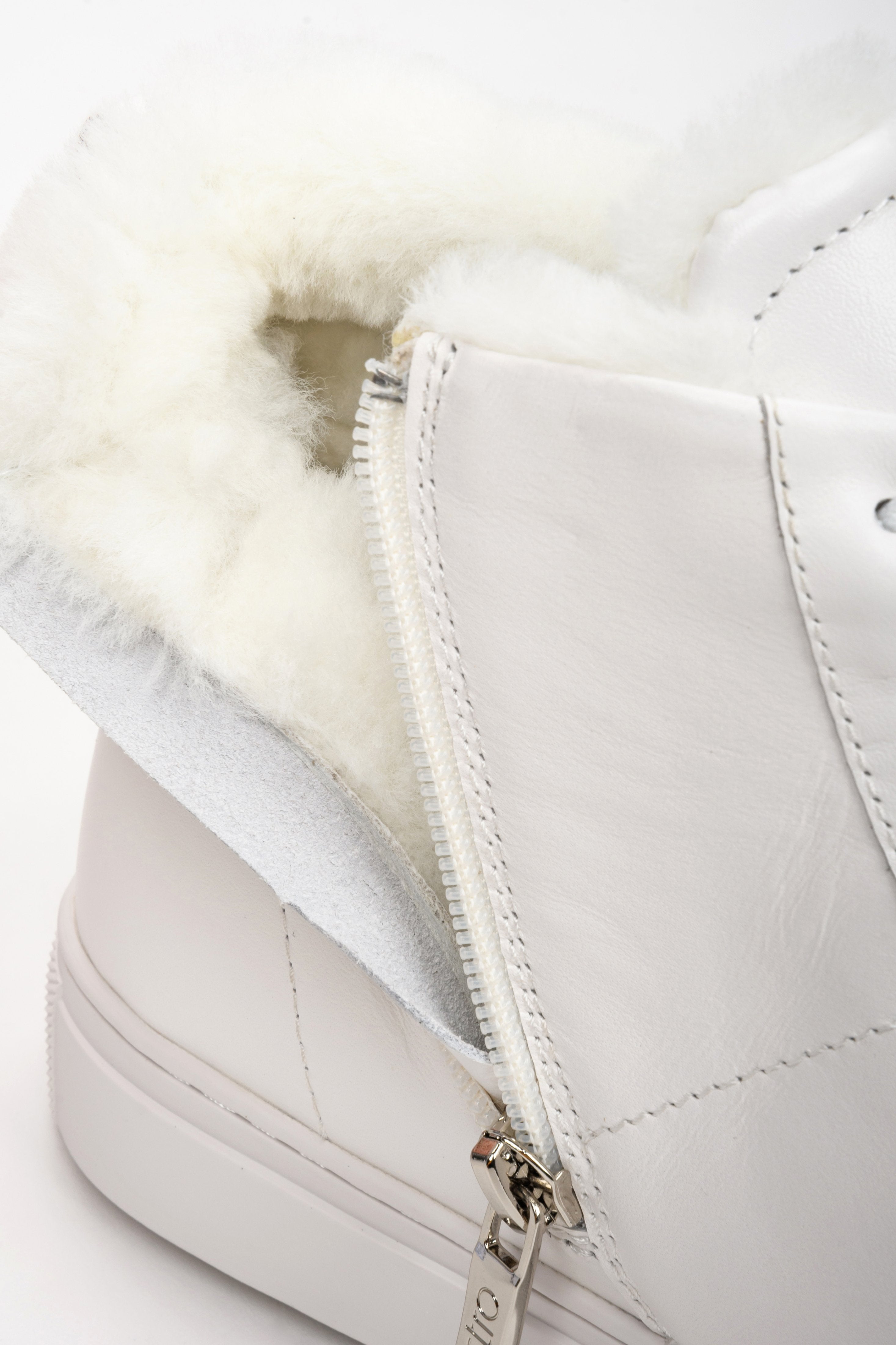 Damskie, zimowe trampki w kolorze białym - zbliżenie na miękkie wypełnienie buta.
