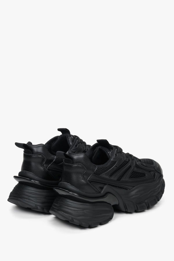 Czarne sneakersy damskie ze skóry naturalnej i materiału włókienniczego w kolorze czarnym - zbliżenie na zapiętek i przyszwę boczną butów.