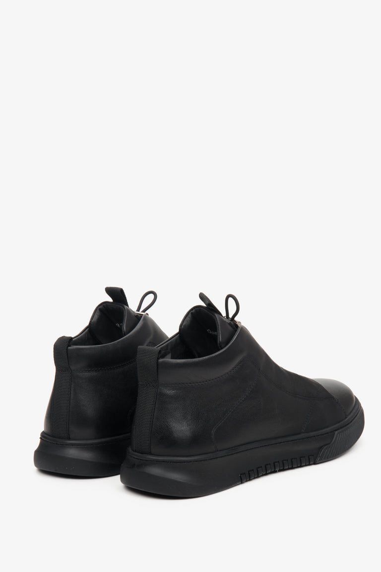 Czarne, podwyższane botki męskie na zimę w kolorze czarnym marki Estro - zbliżenie na tył buta.