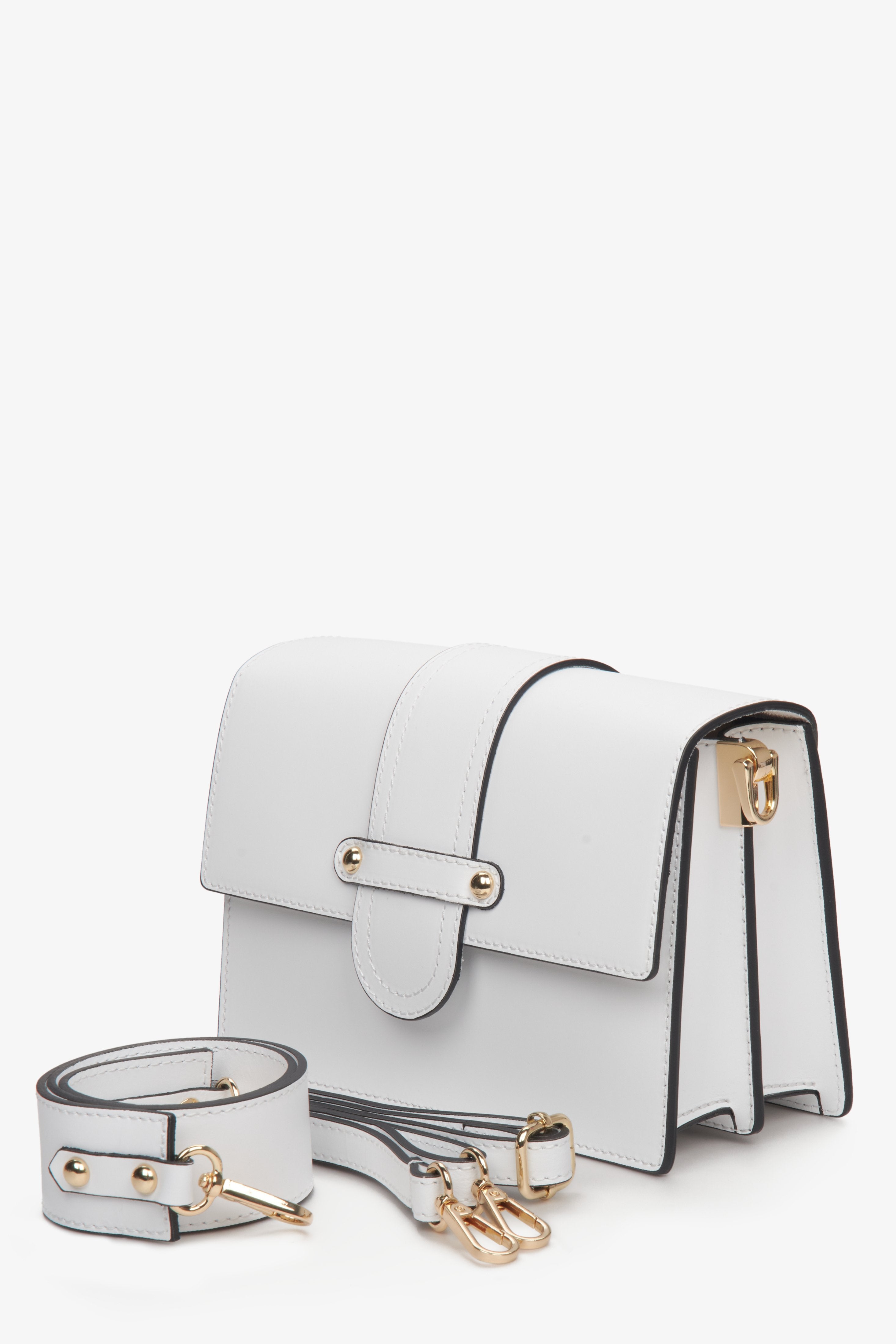 Biała, mała torebka damska ze skóry naturalnej włoskiem z zatrzaskiem na ramię i na pasku - prezentacja modelu z dodatkami.