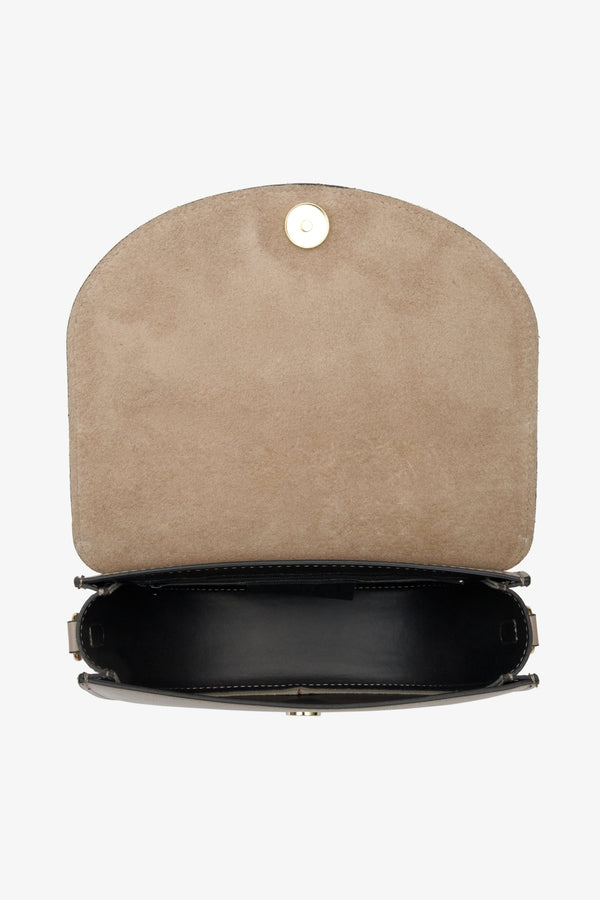 Beżowa torebka damska Estro ze skóry naturalnej w kształcie podkowy - zbliżenie na wsad torby.