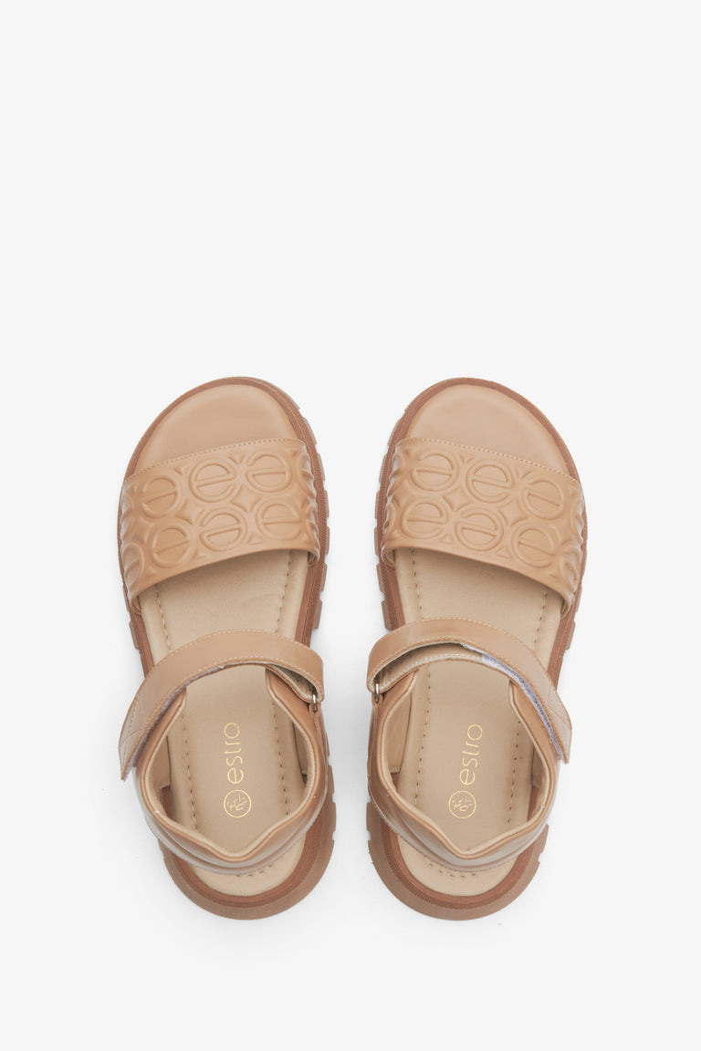 Damskie, skórzane sandały damskie zapinane na rzep w kolorze jasnobrązowym Estro - prezentacja modelu z góry.