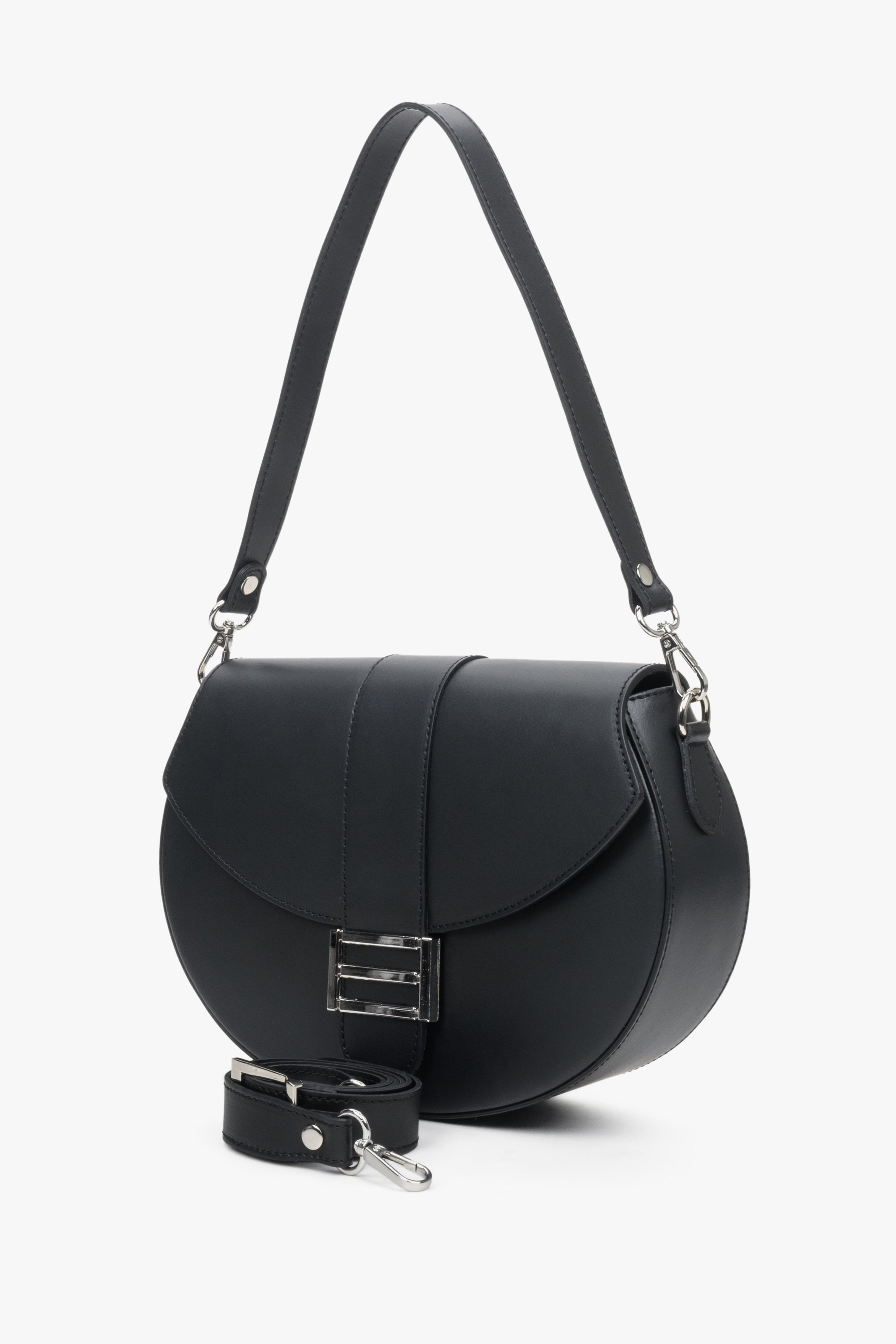Skórzana torba damska w kolorze czarnym z dwoma regulowanymi paskami Estro - prezentacja modelu z krótką rączką.
