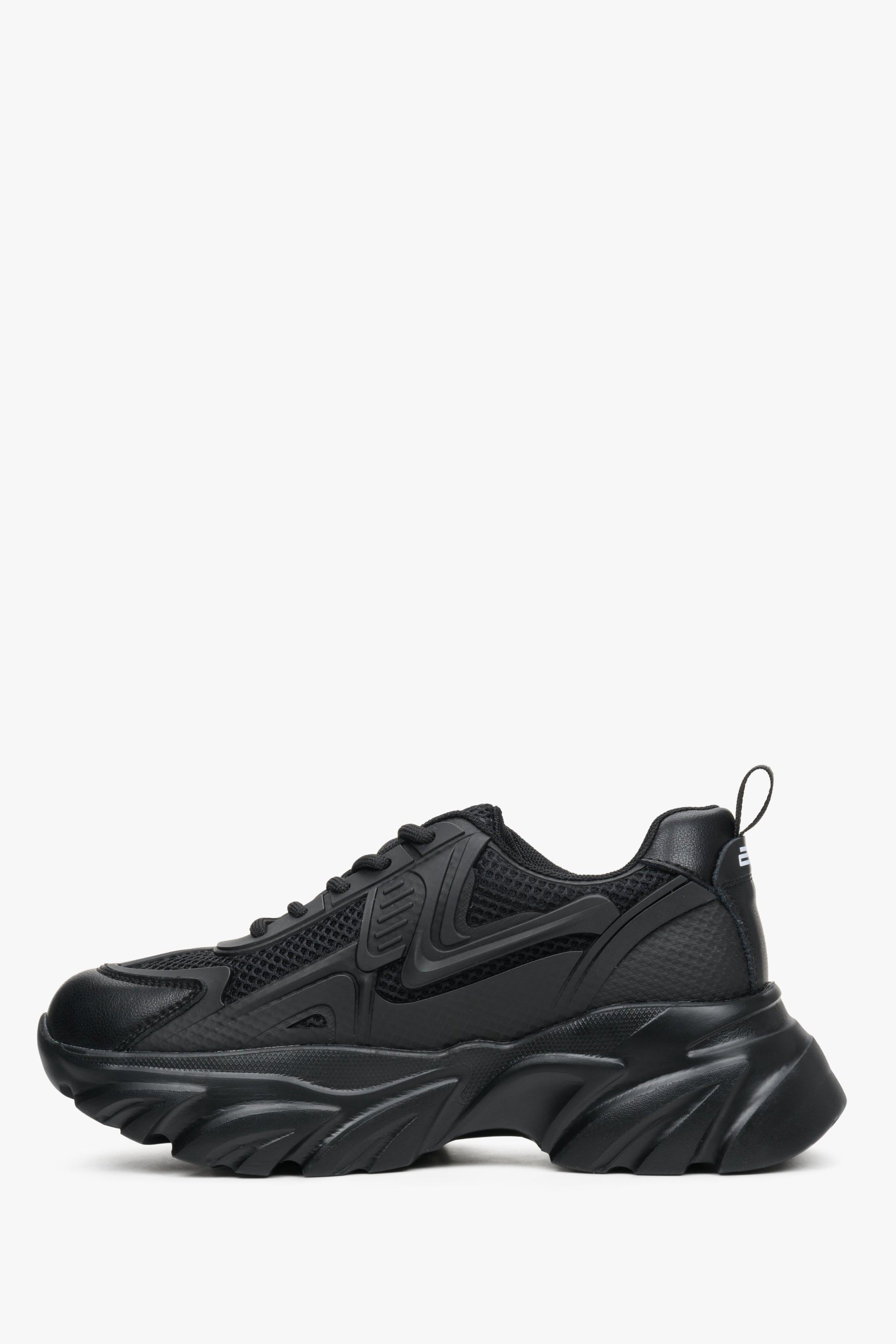Czarne sneakersy damskie ES 8 z grubą podeszwą, sznurowane.
