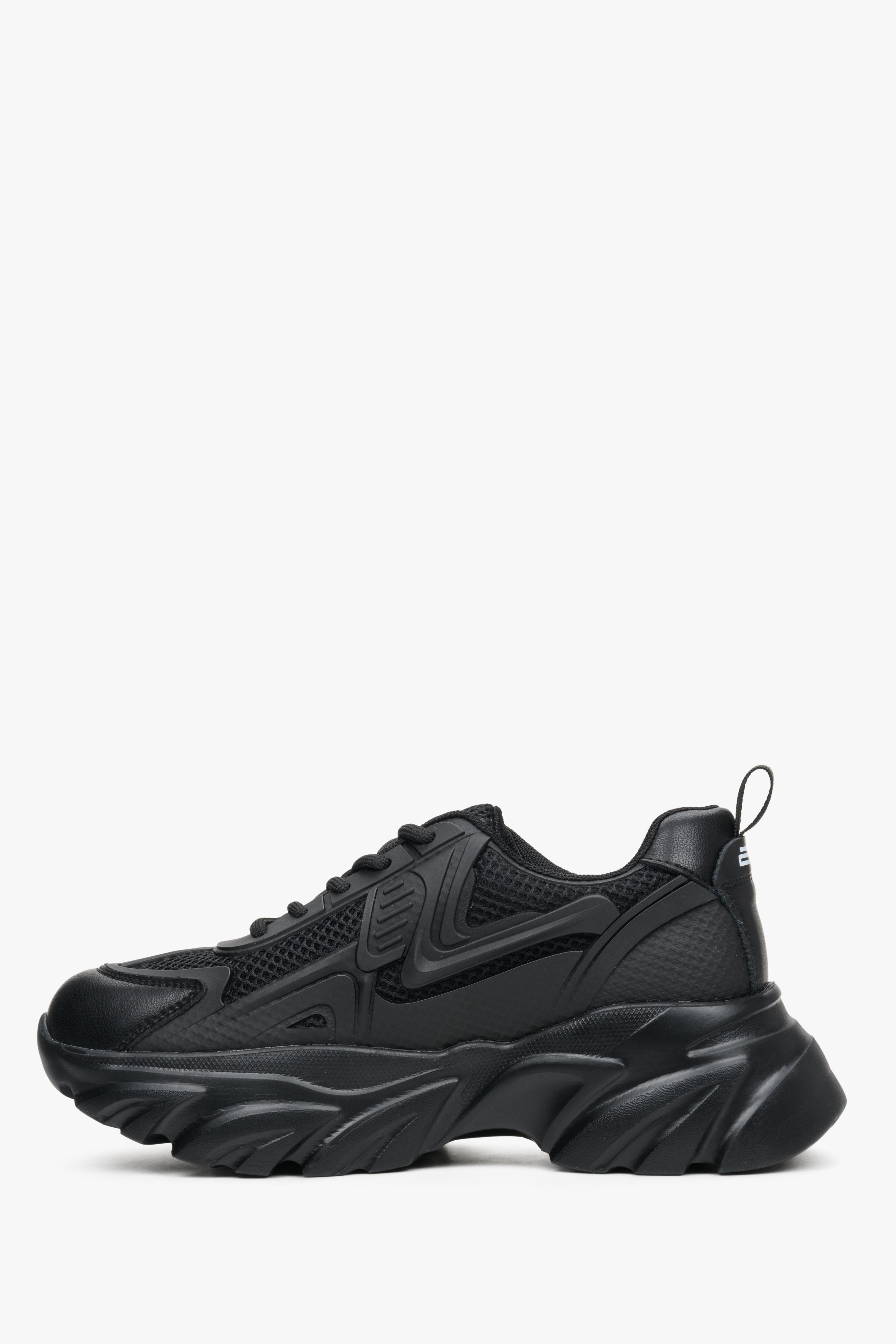 Czarne sneakersy damskie ES 8 z grubą podeszwą, sznurowane.