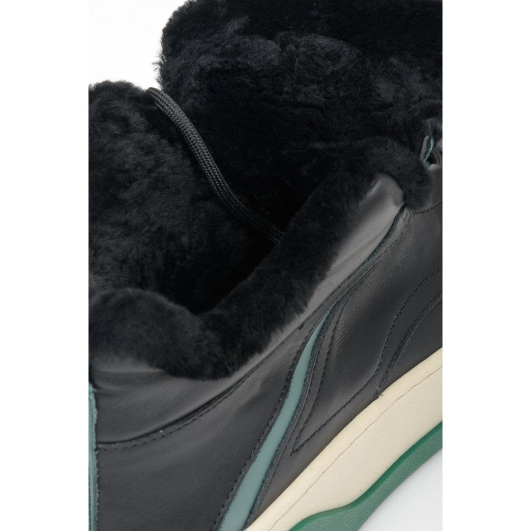 Wysokie sneakersy damskie - zbliżenie na wyściółkę z naturalnego futra.