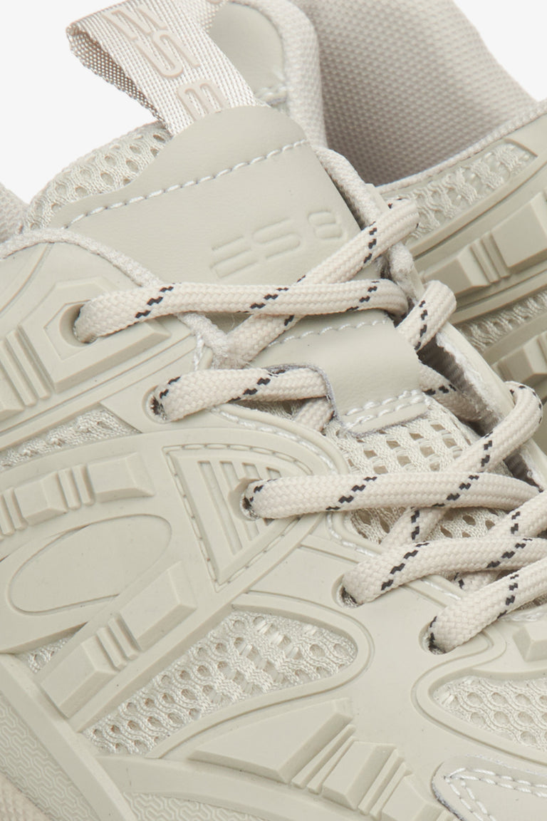Sneakersy damskie ze skóry naturalnej ze sznurowaniem w kolorze jasnozielonym - zbliżenie na sznurowanie butów.