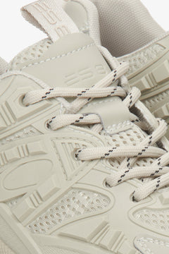 Sneakersy damskie ze skóry naturalnej ze sznurowaniem w kolorze jasnozielonym - zbliżenie na sznurowanie butów.