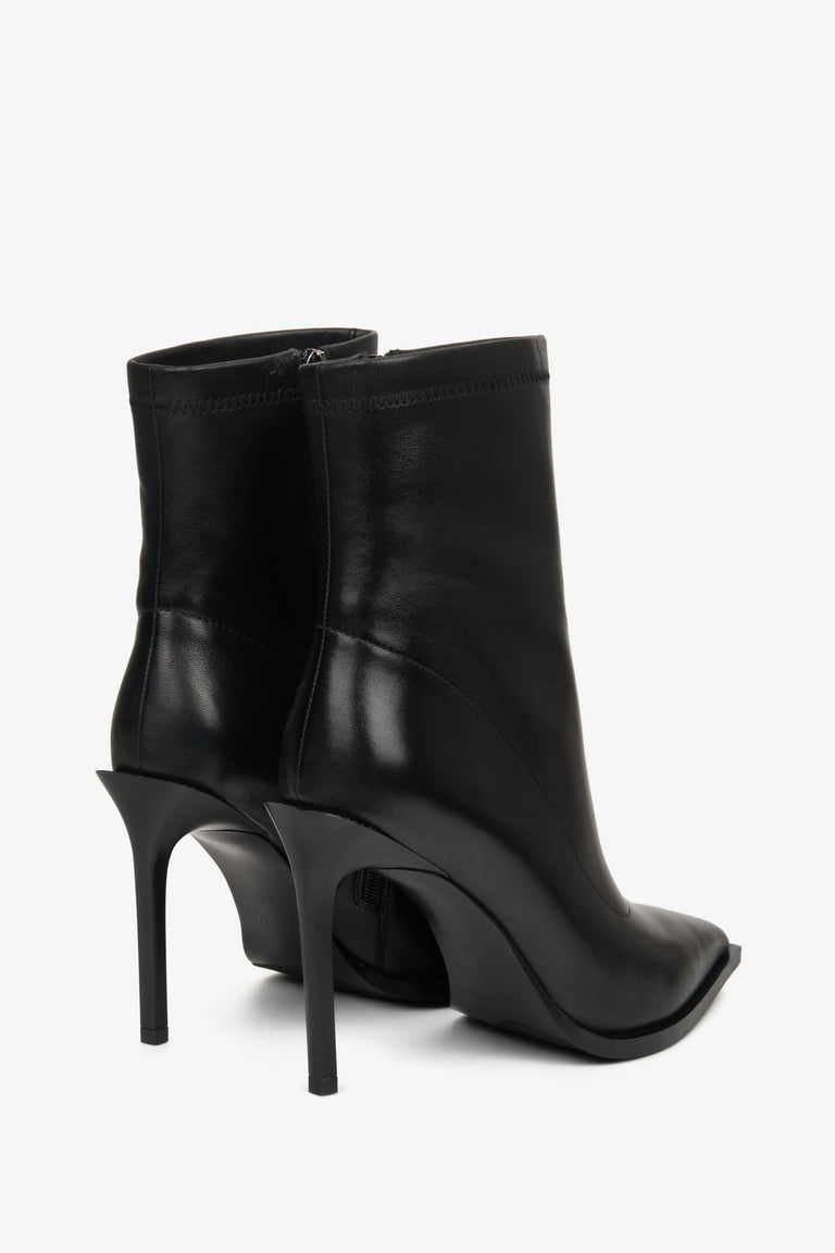 Wysokie botki damskie z czarnej skóry naturalnej marki Estro - zbliżenie na obcas butów.