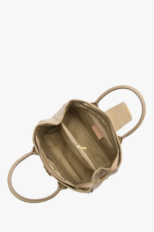 Pojemna torebka damska typu kuferek marki Estro - prezentacja wnętrza modelu w kolorze brązowym.