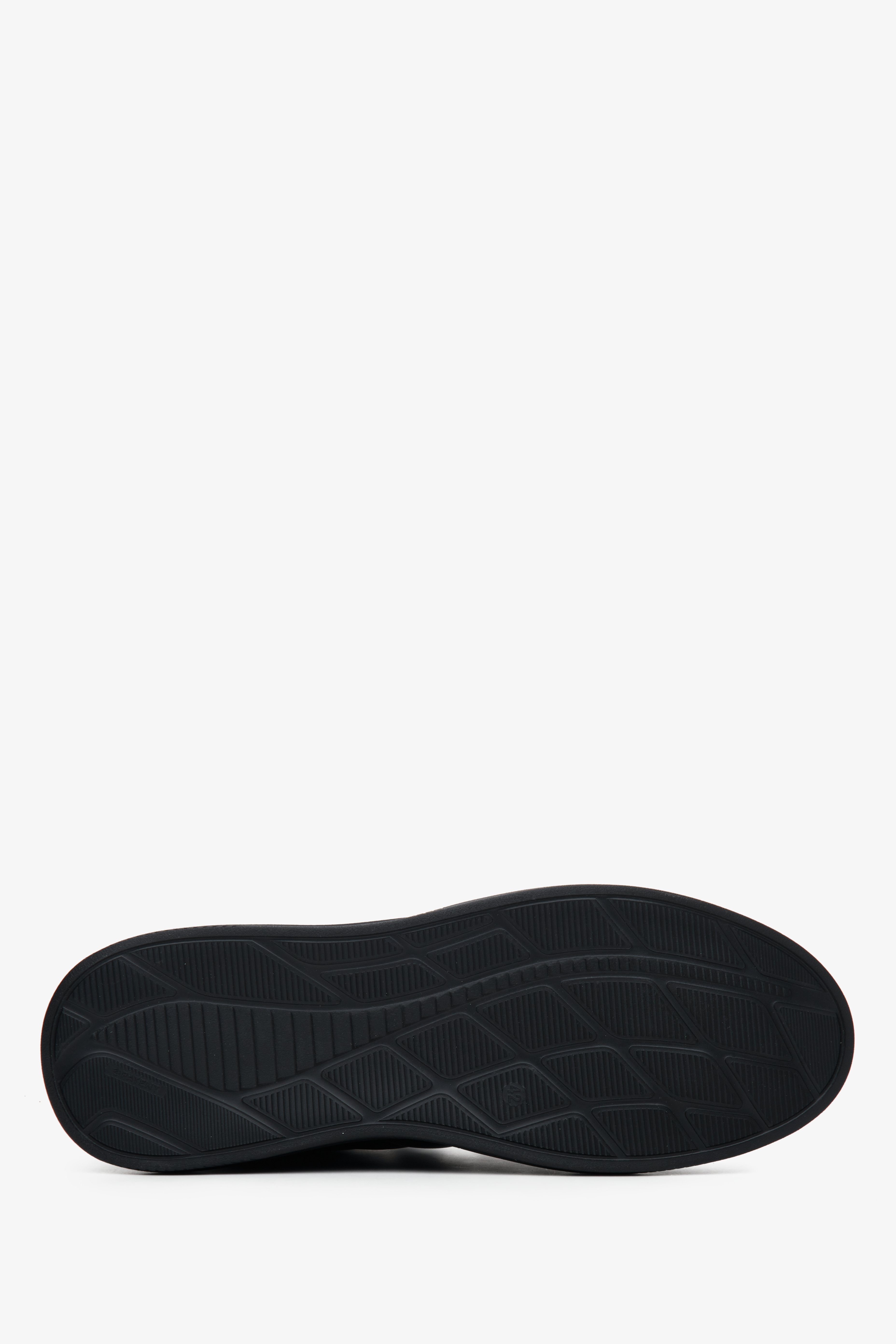 Męskie, wysokie sneakersy w kolorze czarnym marki Estro - zbliżenie na podeszwę buta.