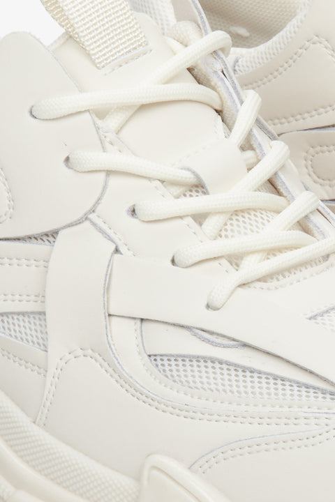 Sneakersy damskie w kolorze białym ze skóry naturalnej i materiału tekstylnego na wiosnę i jesień - zbliżenie na system sznurowania.