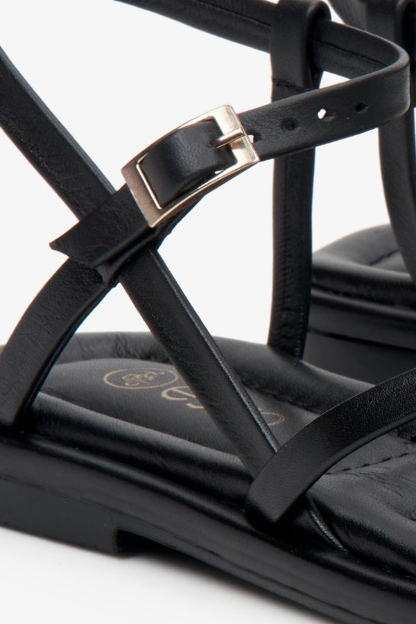 Skórzane, czarne sandały damskie z cienkich, krzyżowanych pasków Estro - zbliżenie na detale.