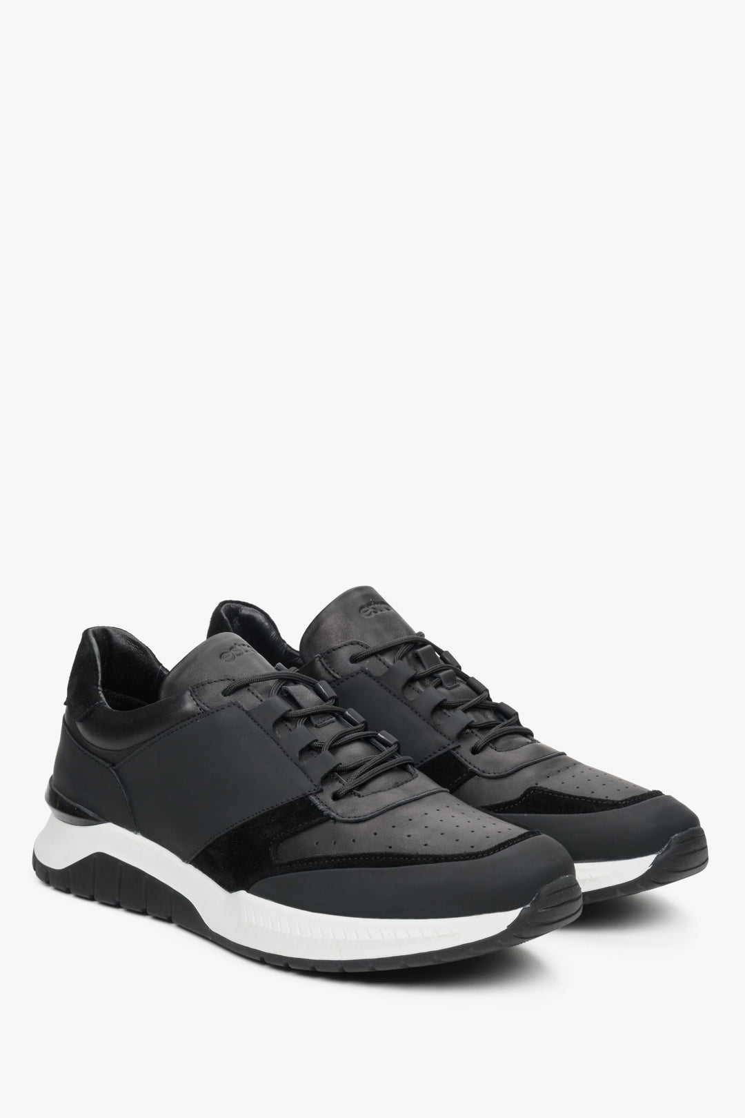Męskie sneakersy w kolorze czarno-białym marki Estro - pogląd przodu i bocznej przyszwy buta.