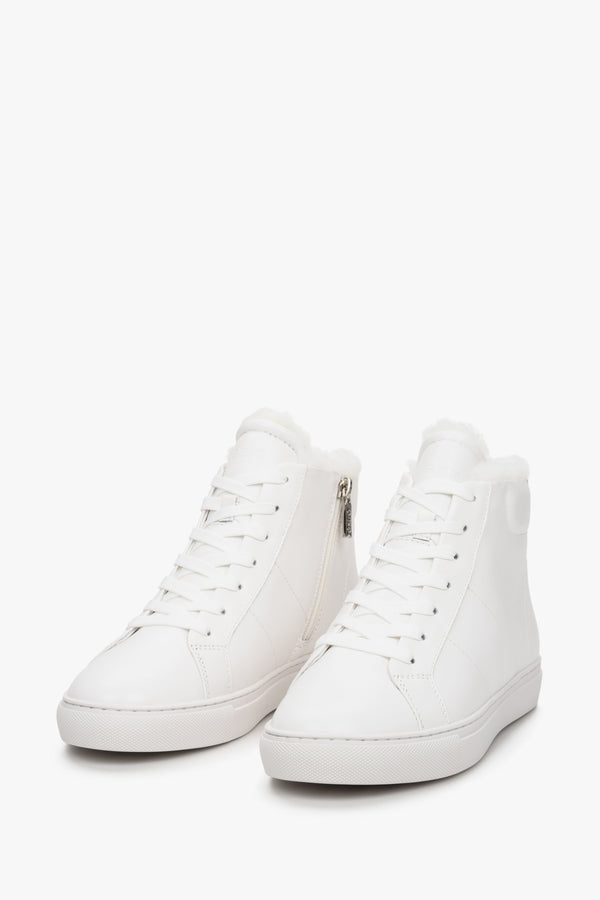 Białe, wysokie trampki damskie ze skóry naturalnej marki Estro - zbliżenie na przednią część buta.
