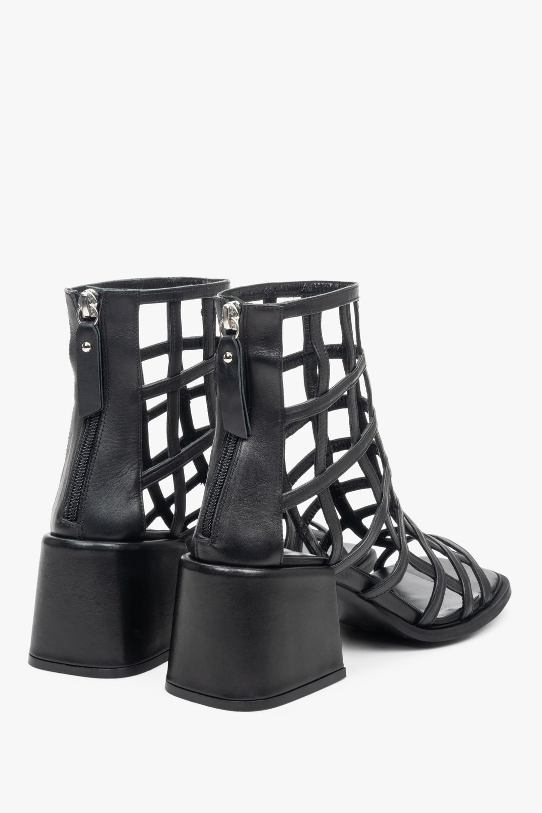 Sandały damskie w kolorze czarnym ze skóry naturalnej z plecionych pasków - zbliżenie na obcas i przyszwę boczną obuwia.