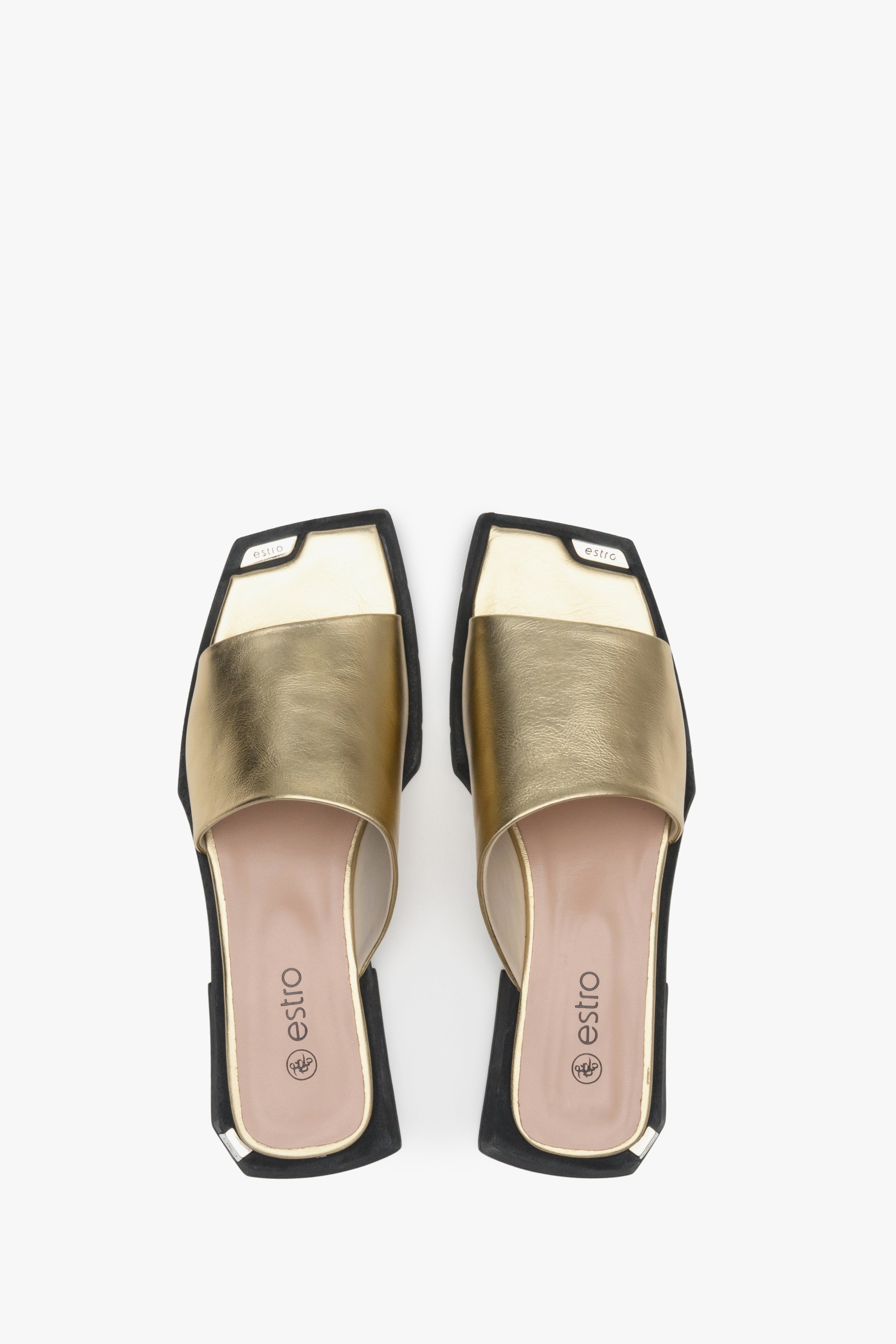Skórzane klapki damskie na lato marki Estro w kolorze złotym - prezentacja obuwia z góry.