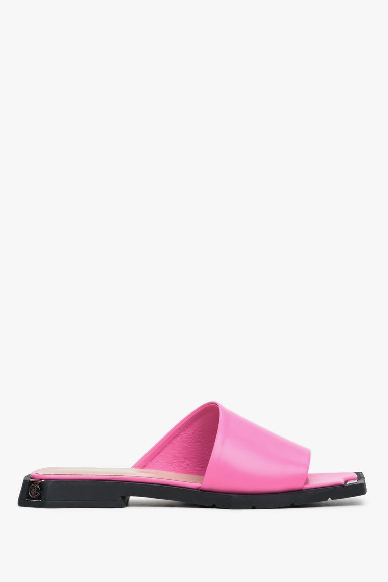 Klapki damskie na lato w kolorze różowym ze skóry naturalnej Estro - prezentacja czubka i przyszwy bocznej obuwia.