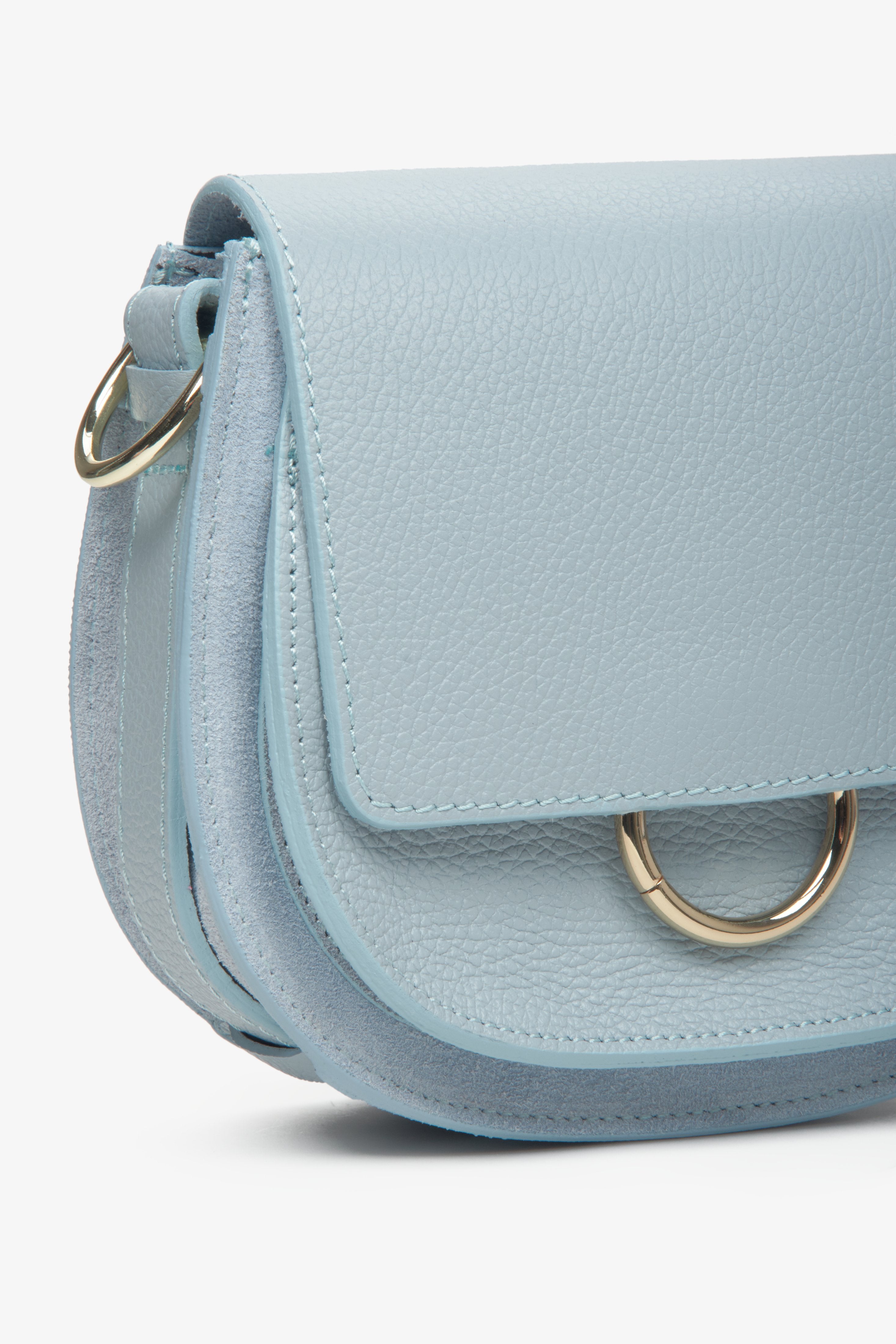 Niebieska, mała torebka damska Estro produkcji włoskiej - zbliżenie na detale.