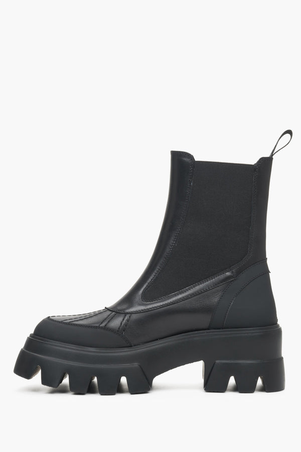 Wysokie, czarne botki damskie ze skóry naturalnej z elastyczną wstawką marki Estro - podgląd profilu buta.
