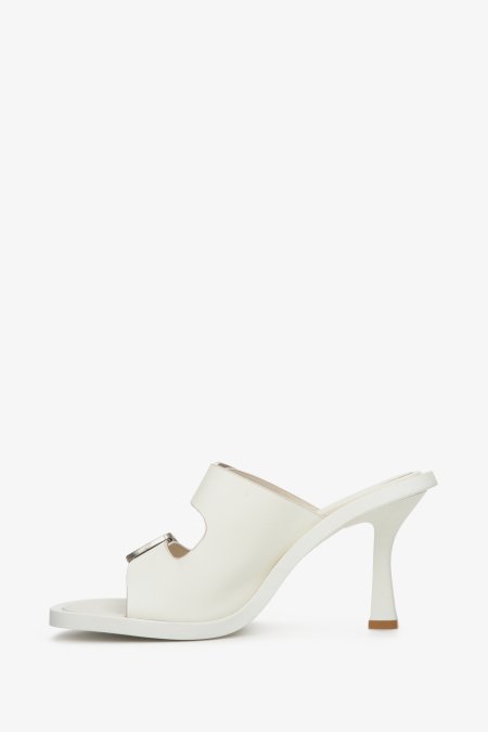 Białe klapki damskie na szpilce Estro z klamrą - profil butów.