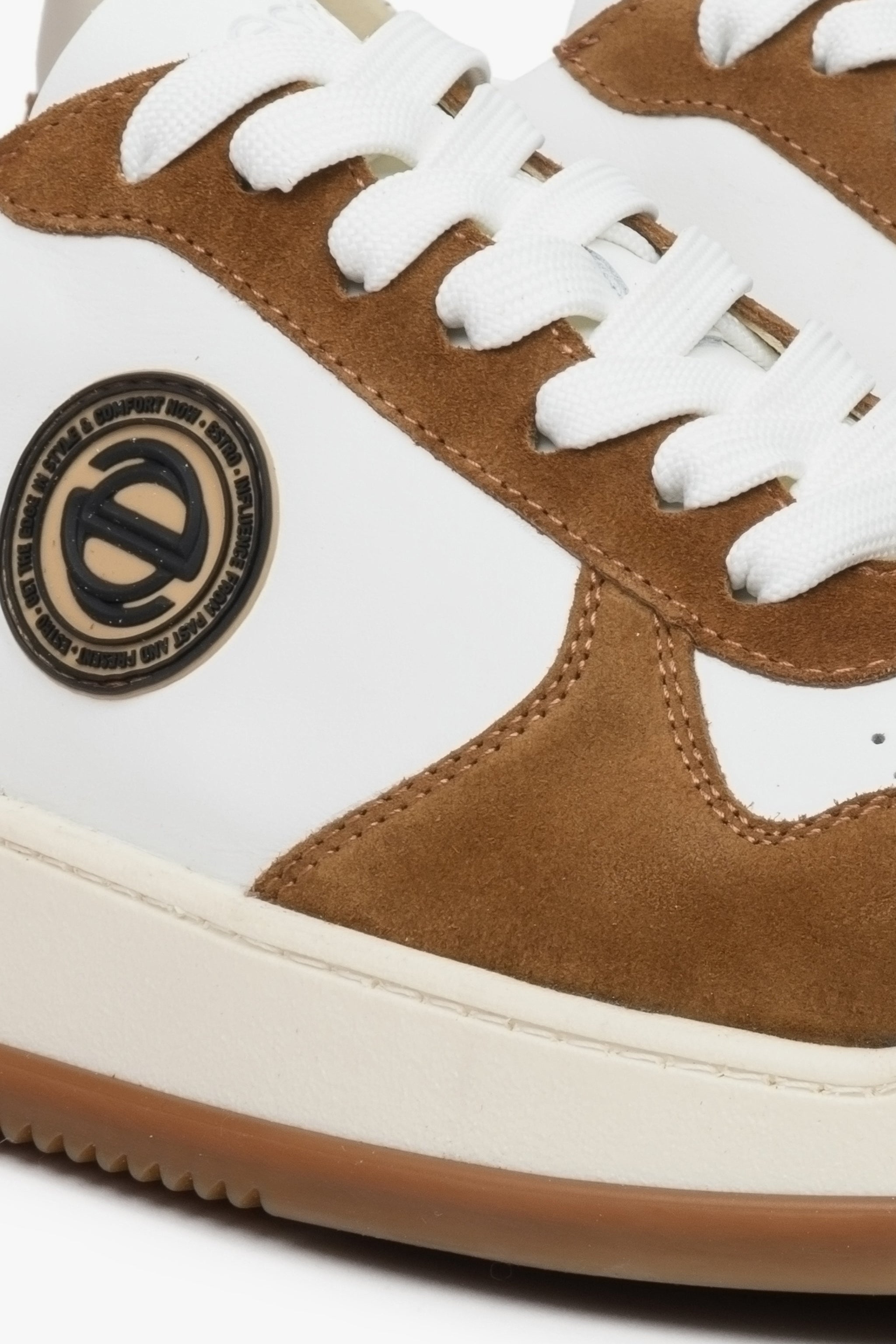 Sneakersy męskie z zamszu i skóry, brązowo-białe - zbliżenie na detale.
