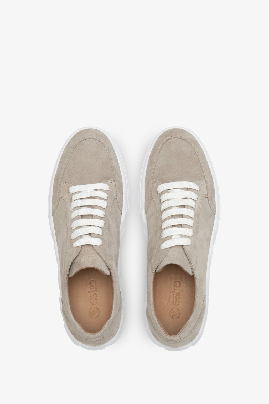 Sneakersy męskie beżowe z zamszu naturalnego ze sznurowaniem - prezentacja modelu z góry.