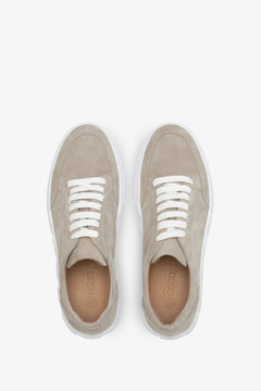Sneakersy męskie beżowe z zamszu naturalnego ze sznurowaniem - prezentacja modelu z góry.