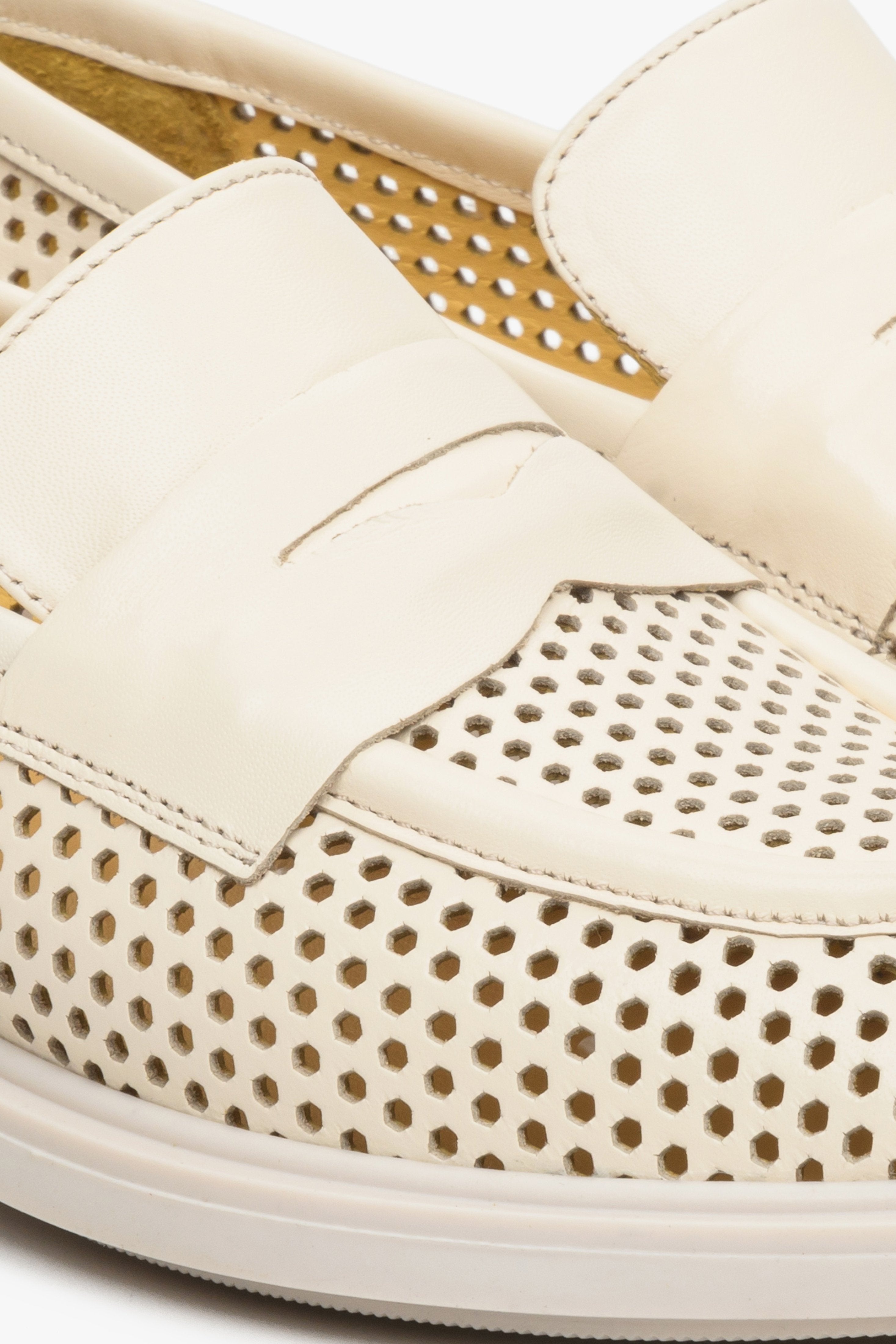 Loafersy damskie w kolorze jasnobrązowym ze skóry naturalnej Estro - zbliżenie na system przeszyć i perforację.