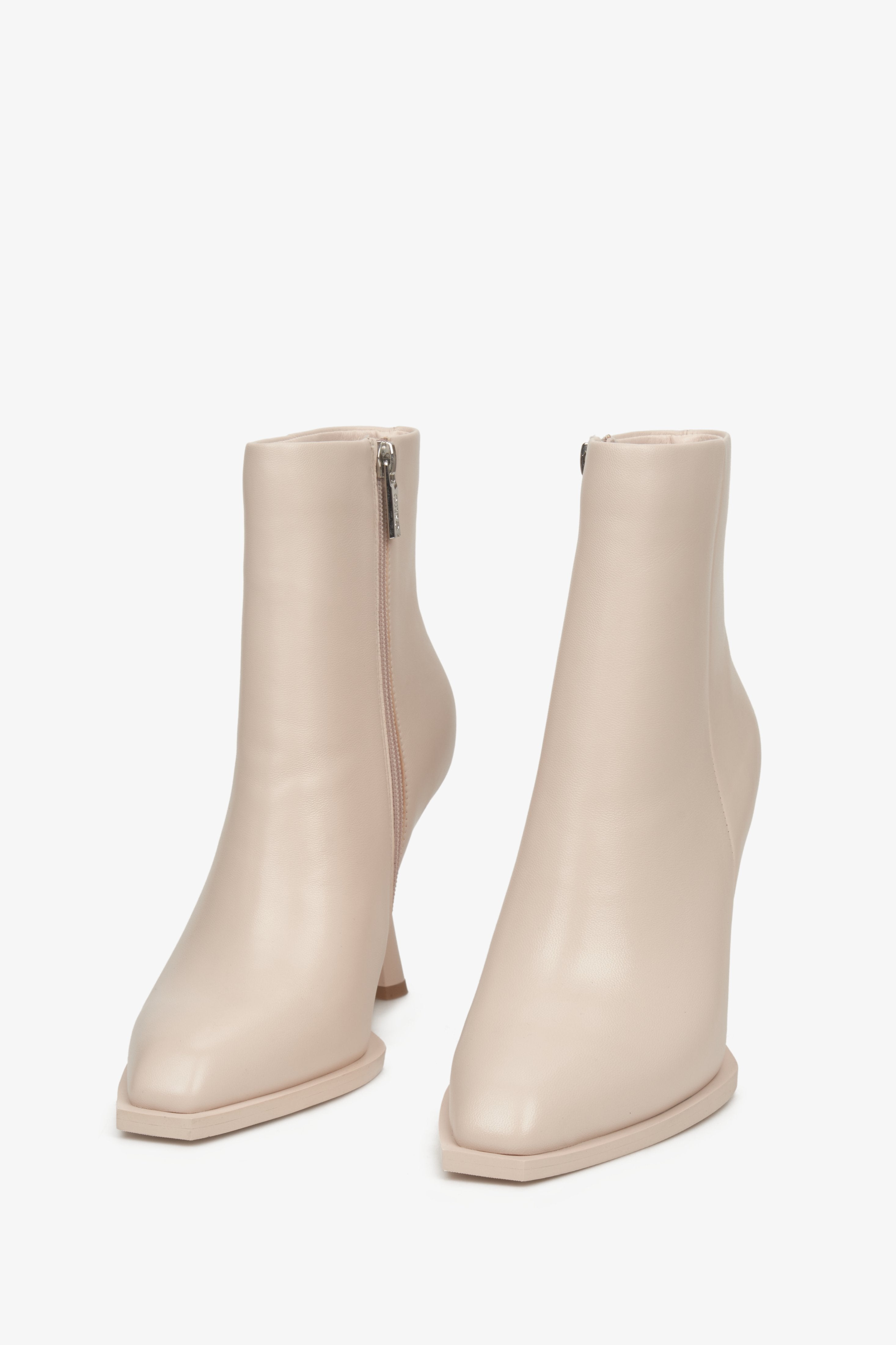 Beżowe, wysokie botki damskie na szpilce marki Estro - zbliżenie na przód buta.