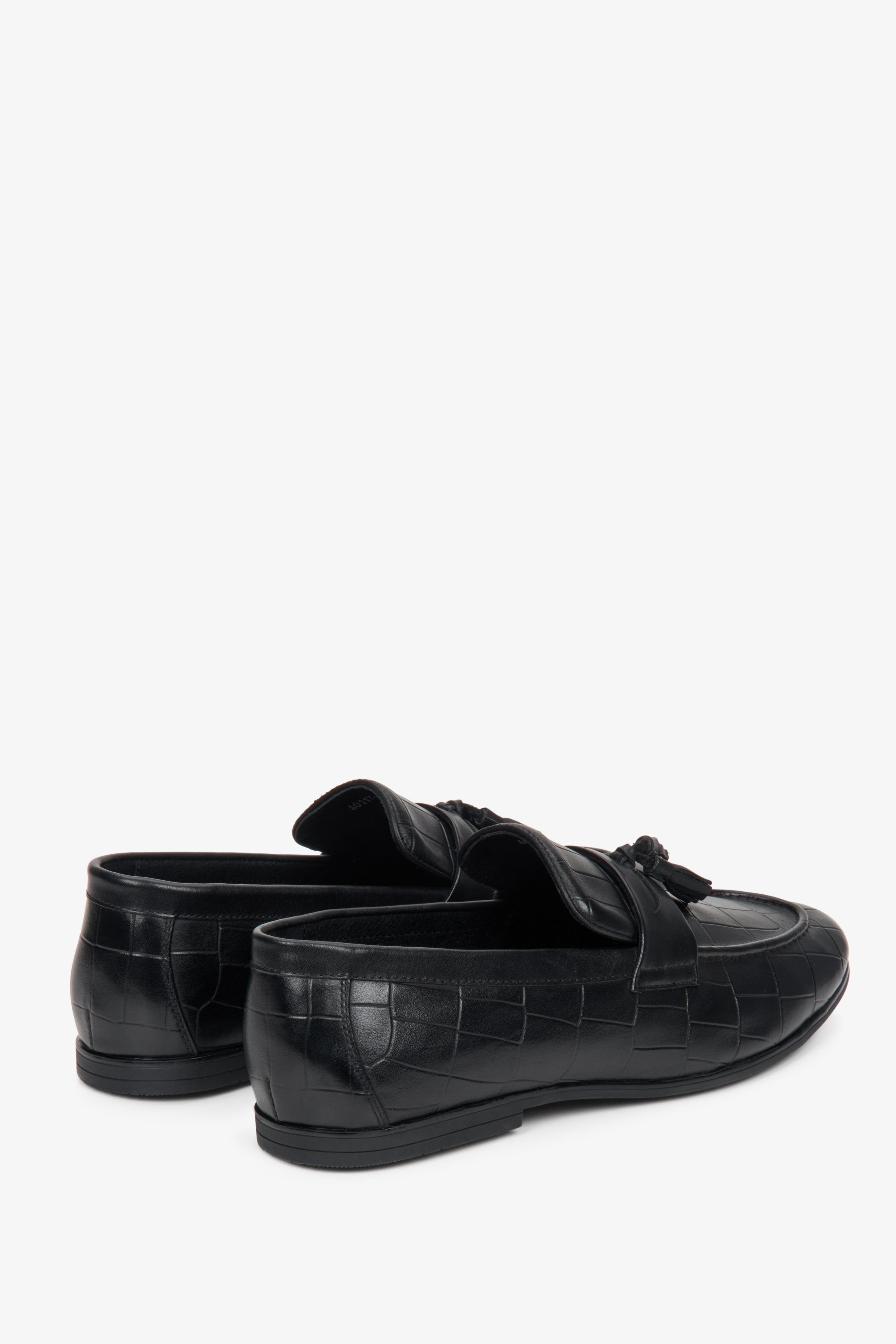 Lordsy męskie czarne Estro - zbliżenie na zapiętek i boczną część buta.