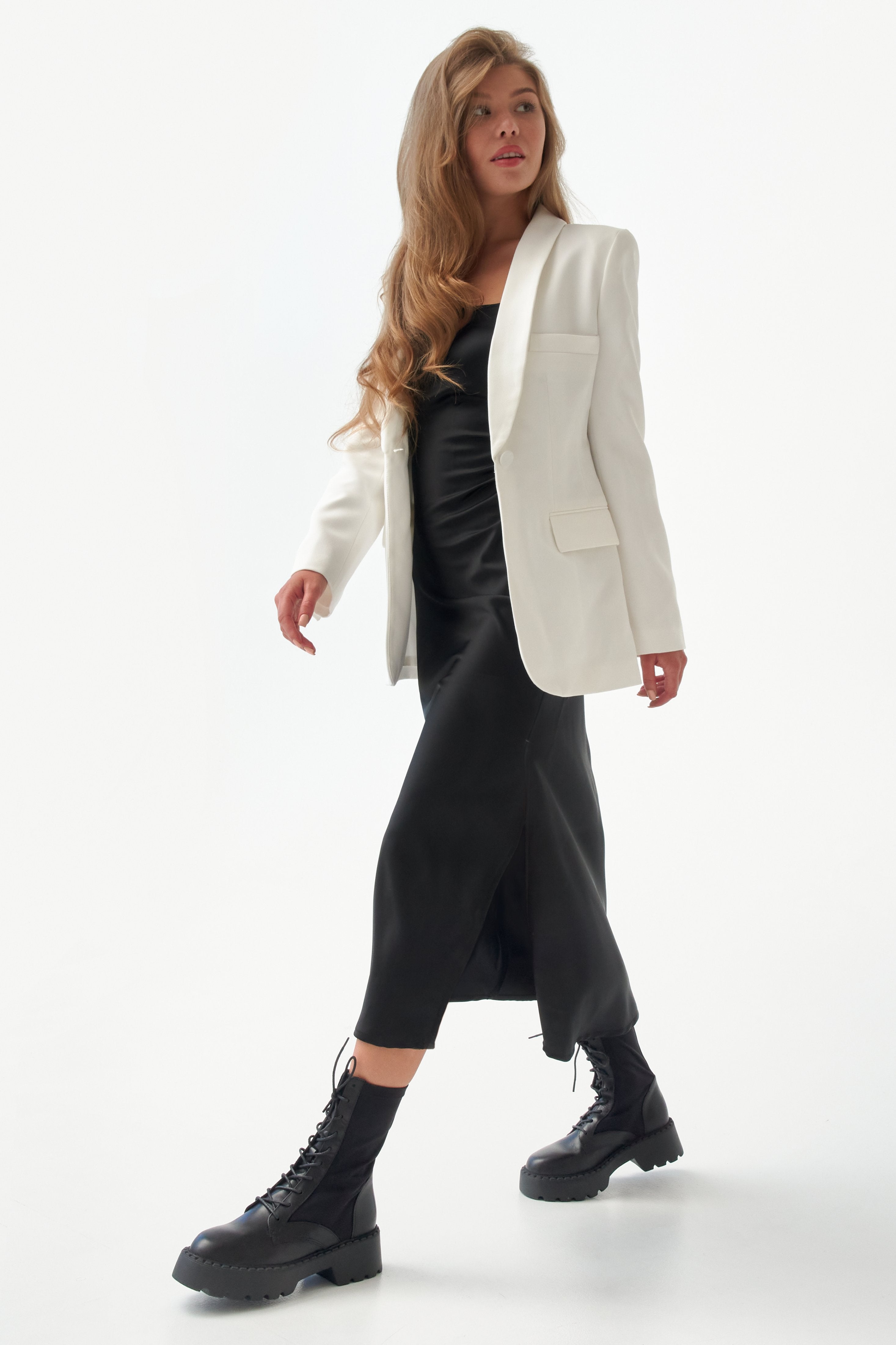Wysokie botki damskie czarne z elastyczną cholewą marki Estro - prezentacja obuwia na modelce.