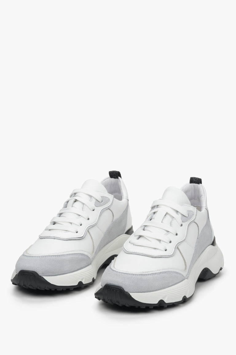 Damskie sneakersy skórzane ze sznurowaniem marki Estro w kolorze białym.