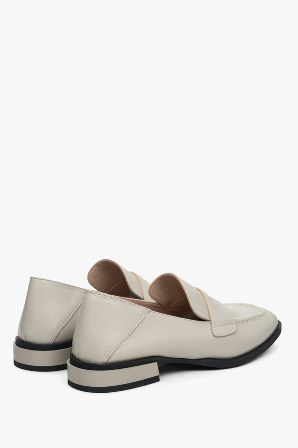 Loafersy damskie beżowe ze skóry naturalnej na niskim obcasie - zbliżenie na zapiętek i przyszwę boczną.