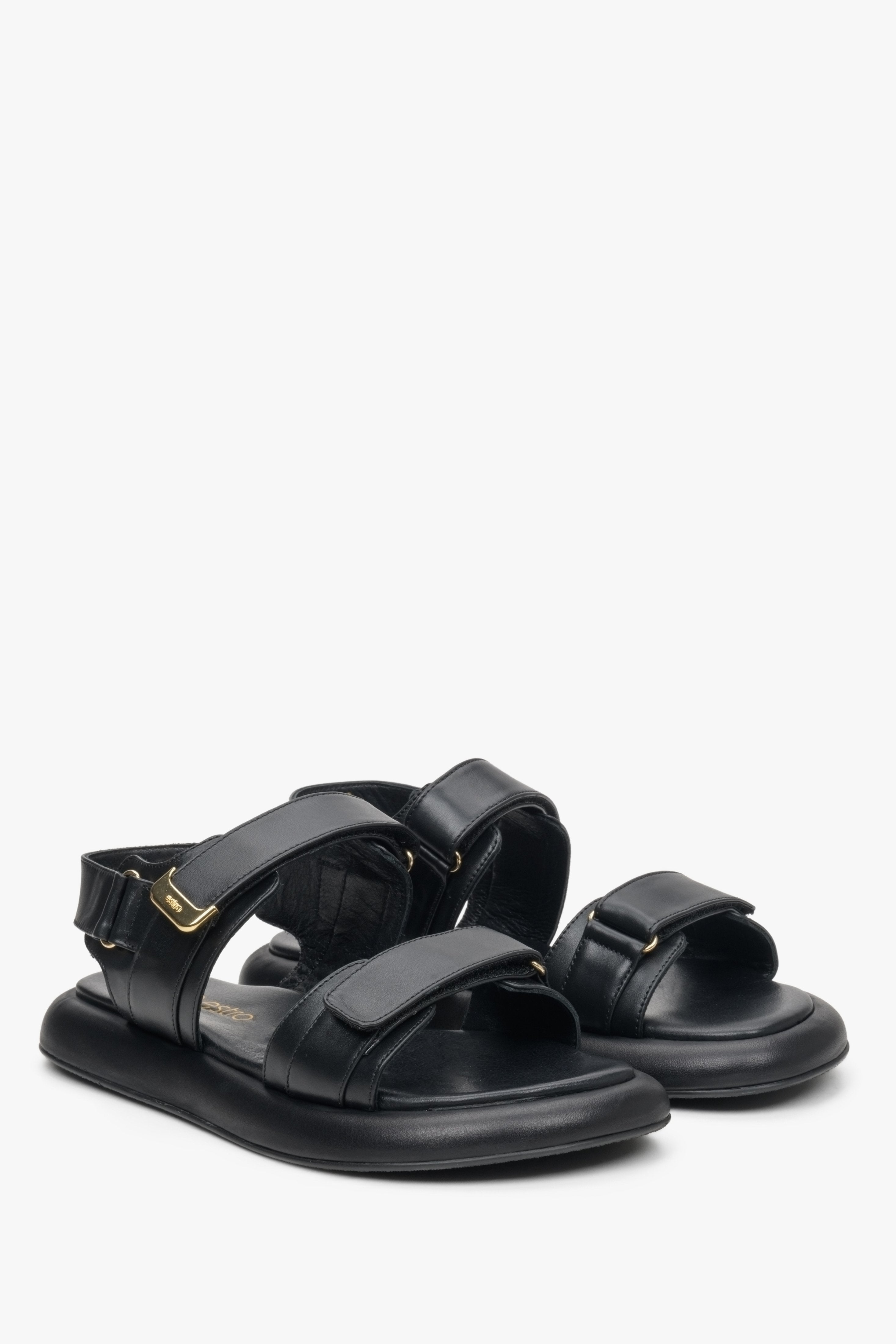 Czarne, skórzane sandały damskie na rzep marki Estro - prezentacja czubka butów.