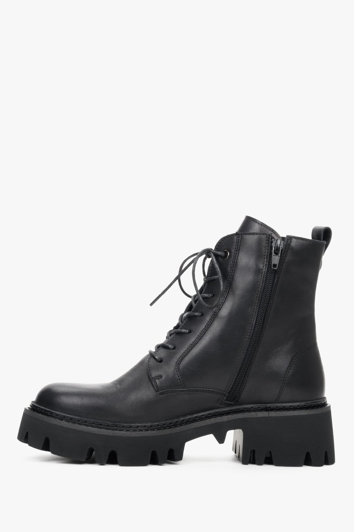 Damskie botki skórzane na jesień w kolorze czarnym marki Estro - zbliżenie na profil buta.