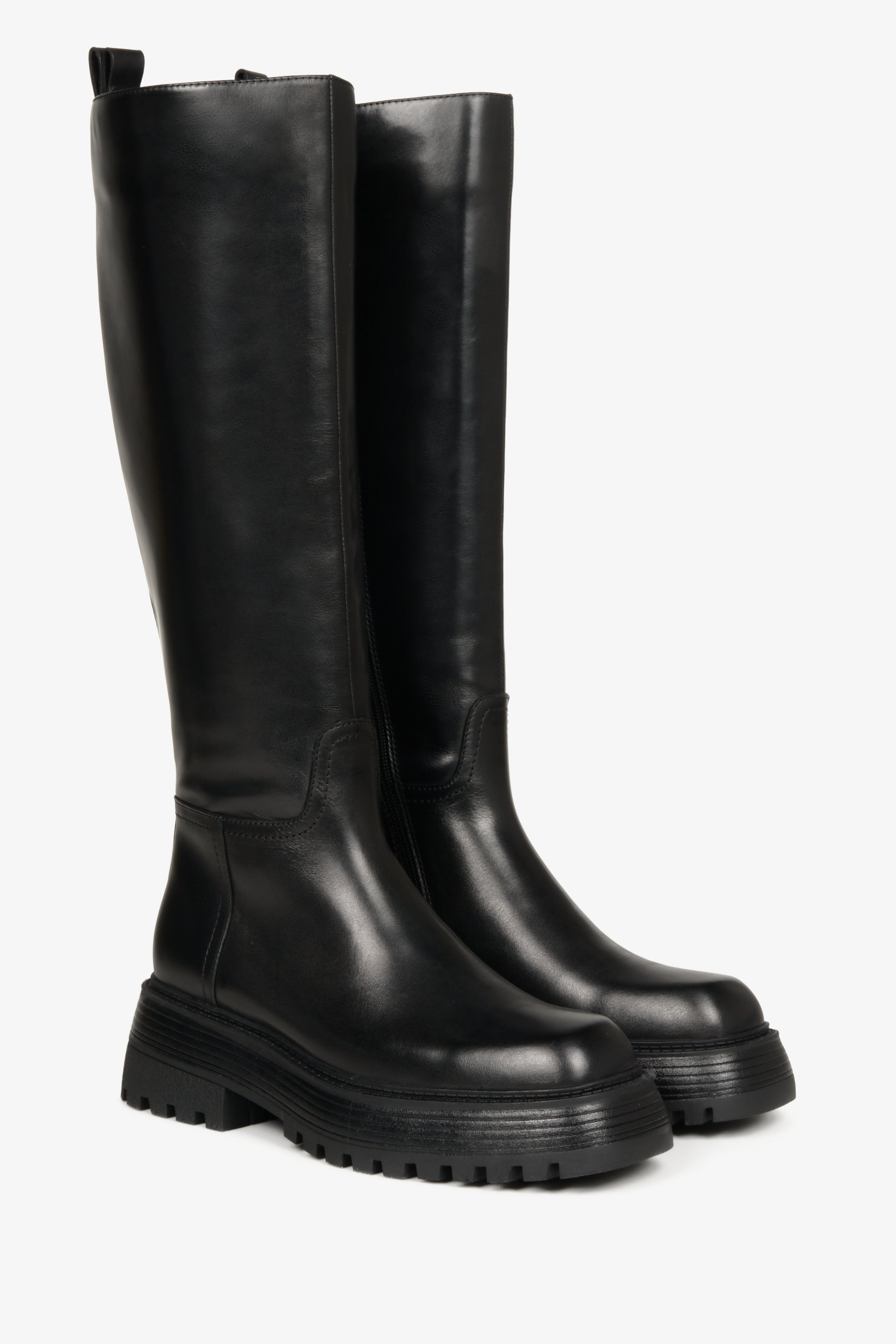 Czarne, podwyższane kozaki damskie na wiosnę ze skóry naturalnej z szeroką cholewą - zbliżenie na profil butów marki Estro.
