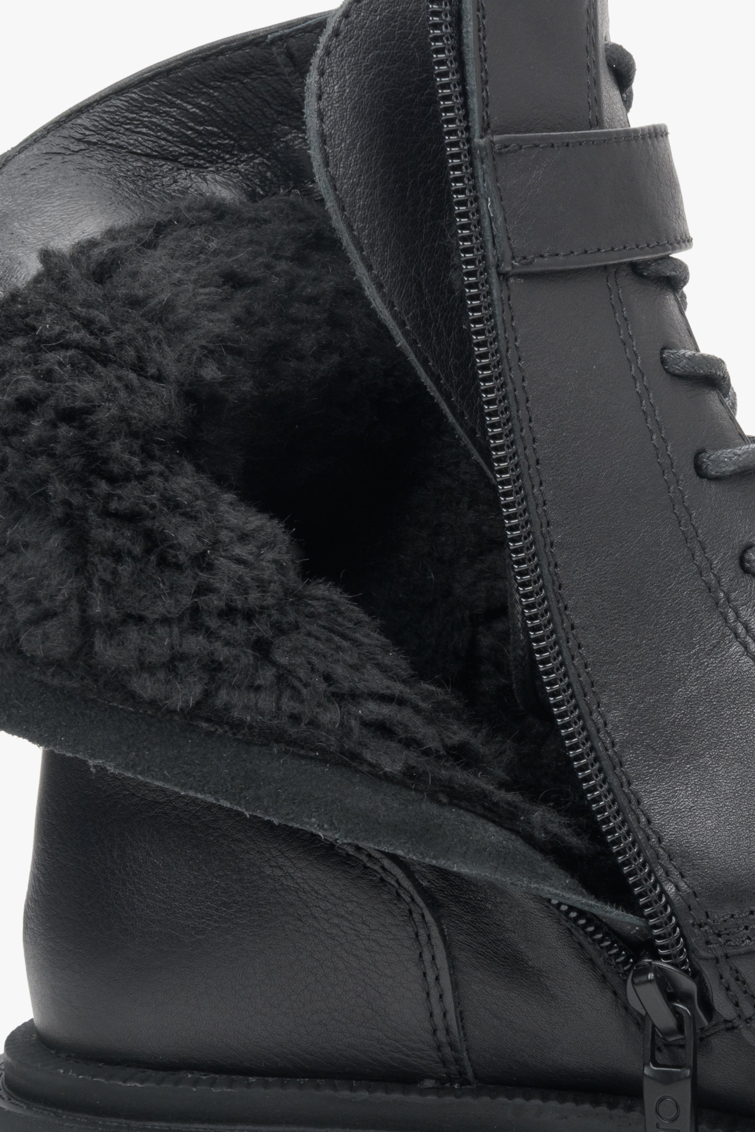 Botki zimowe damskie z ociepleniem marki Estro ze skóry naturalnej - zbliżenie na ocieplinę buta.