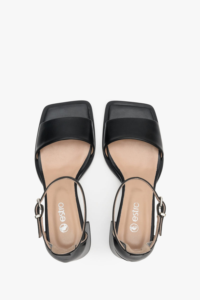 Czarne, skórzane sandały damskie na słupku - prezentacja obuwia marki Estro z góry.