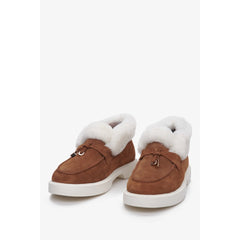 Niskie zimowe buty damskie z brązowego zamszu naturalnego z kożuszkiem marki Estro.