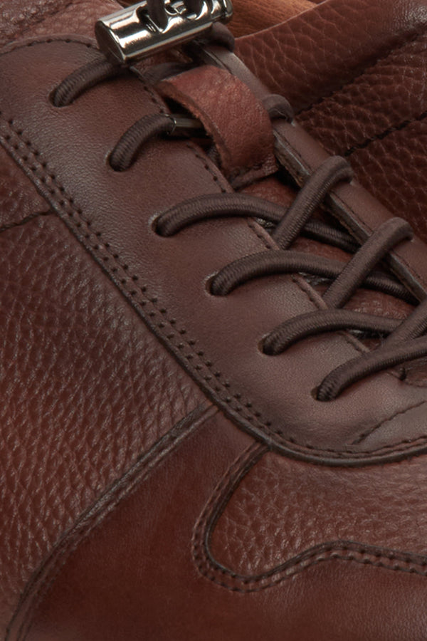 Męskie, skórzane sneakersy ze ściągaczem w kolorze brązowym - zbliżenie na detale.