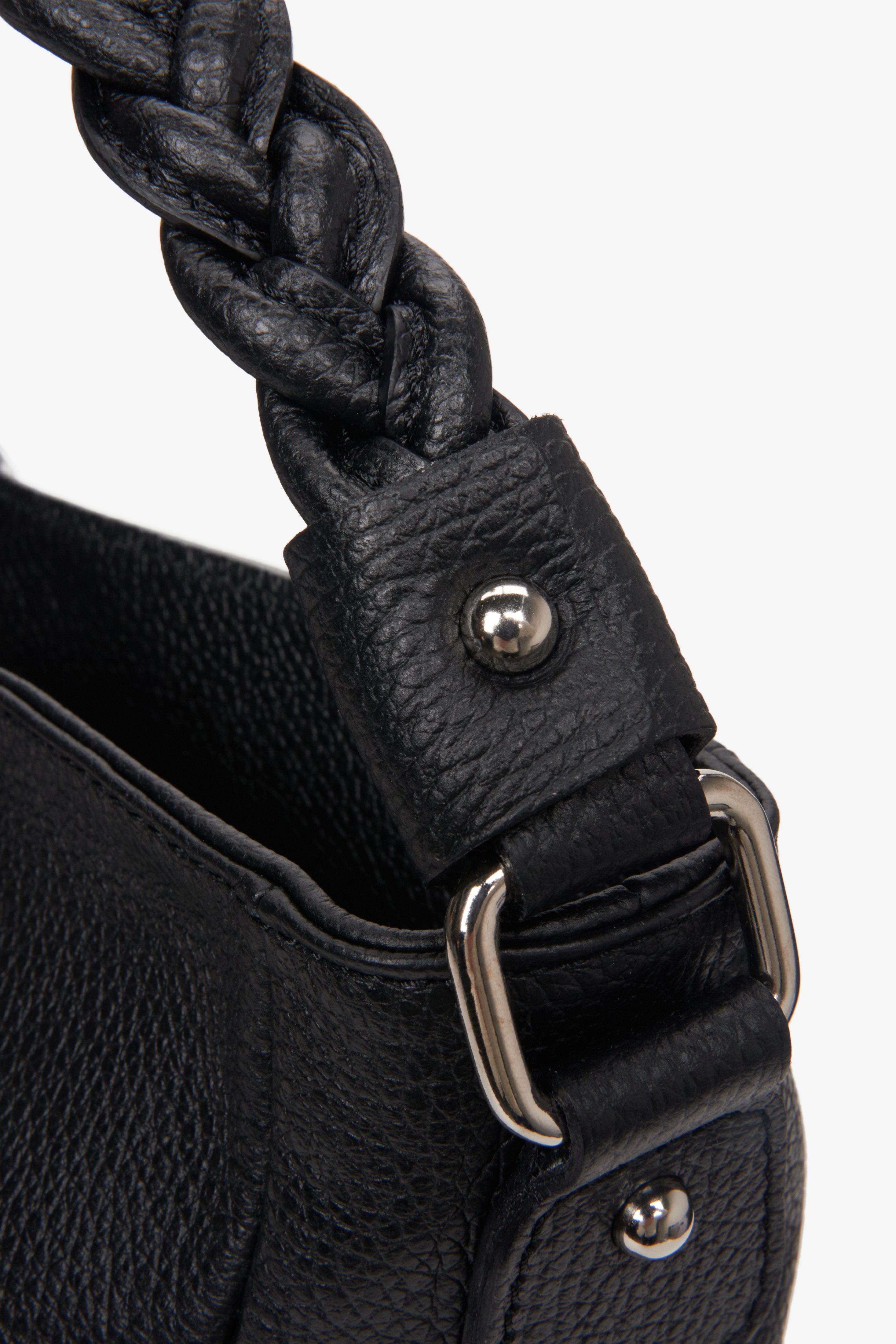 Shopperka damska Estro w kolorze czarnym ze skóry naturalnej - zbliżenie na system mocowań.
