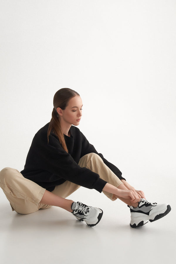 Sneakersy damskie na grubej podeszwie ze sznurowaniem w kolorze biało-czarnym. 