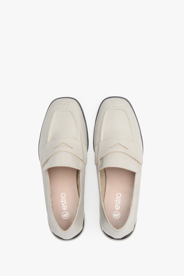 Loafersy damskie w kolorze beżowym ze skóry naturalnej Estro - prezentacja obuwia z góry,