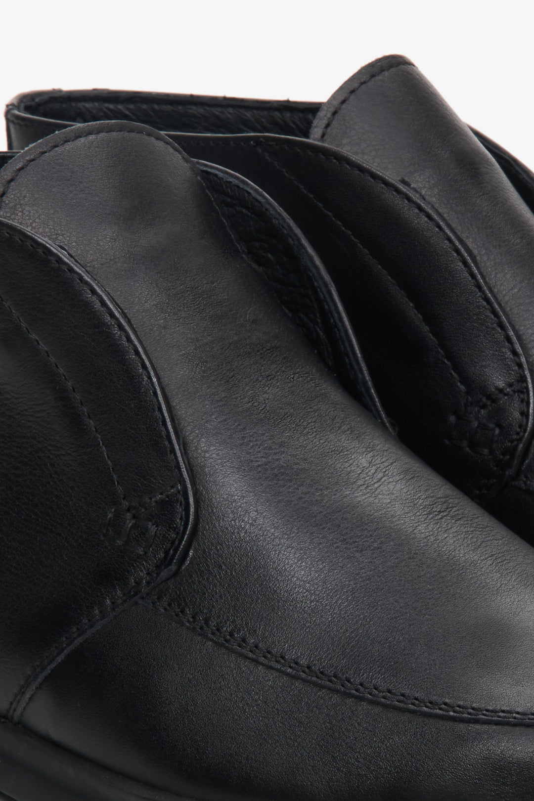 Buty męskie skórzane Estro wsuwane w kolorze czarnym z widocznymi przeszyciami.