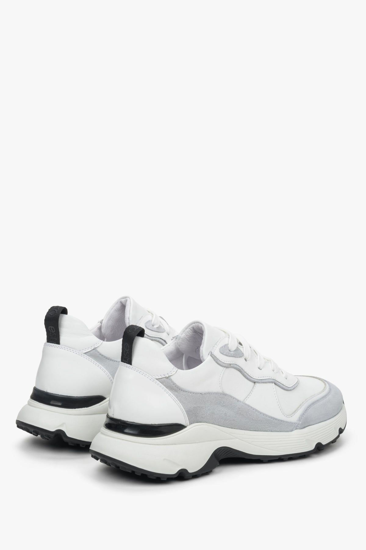 Sportowe sneakersy damskie Estro na wyższej podeszwie, ze sznurowaniem w kolorze białym.
