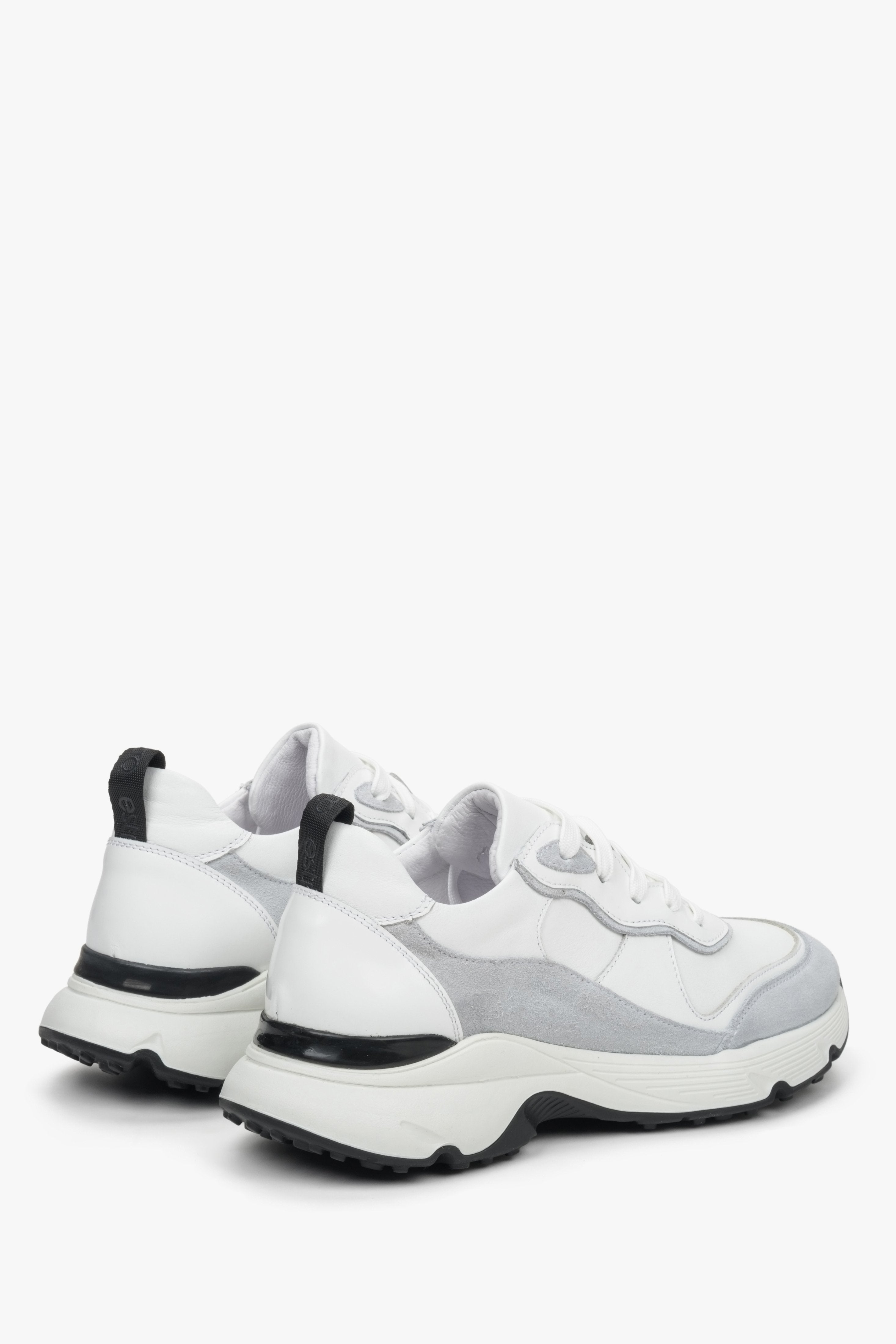 Sportowe sneakersy damskie Estro na wyższej podeszwie, ze sznurowaniem w kolorze białym.