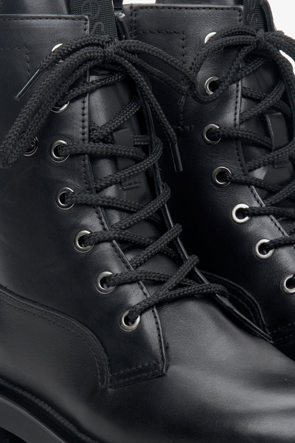 Botki damskie zimowe Estro z czarnej skóry naturalnej - zbliżenie na centralną część buta.