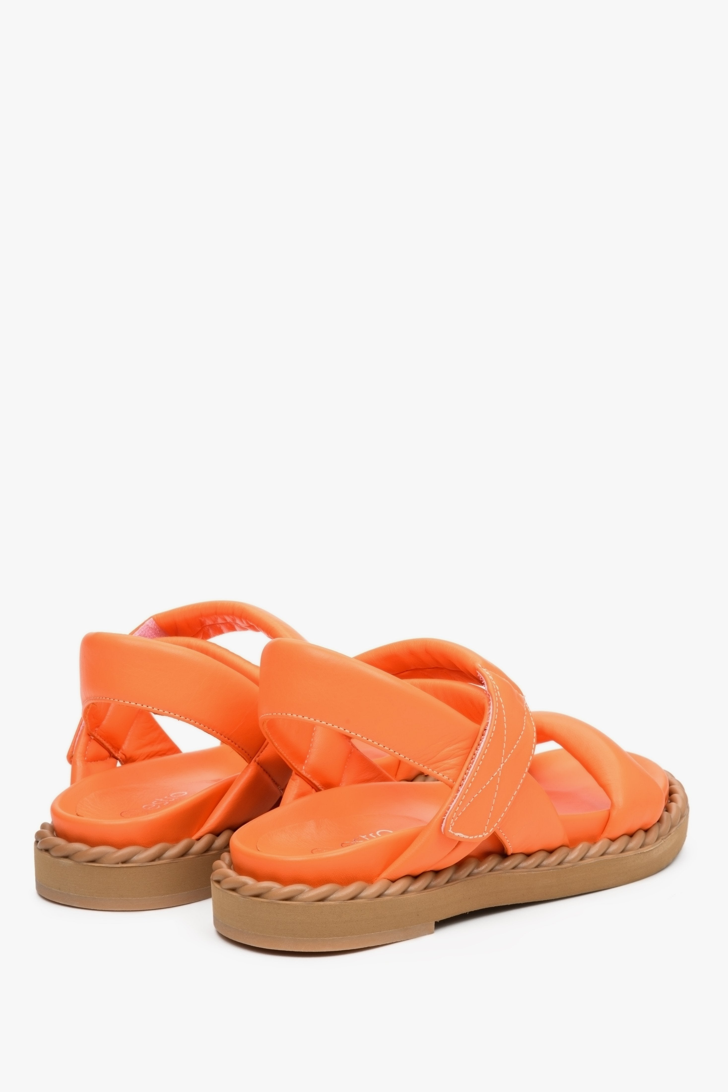 Sandały damskie w kolorze pomarańczowym z pasków na lato na wygodnej, elastycznej podeszwie - prezentacja tyłu i boku butów.