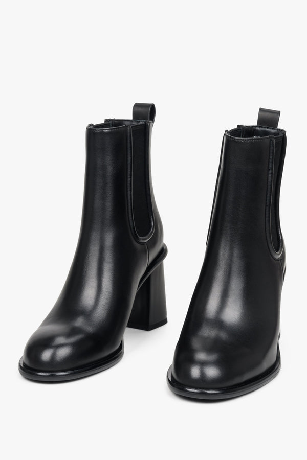 Damskie, wysokie botki skórzane Estro w kolorze czarnym - zbliżenie na przód butów.
